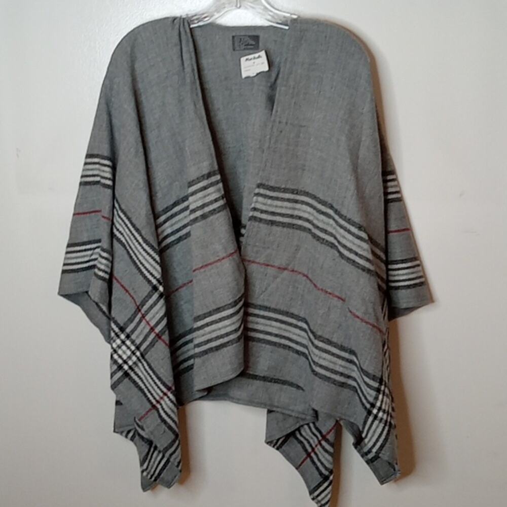 NWT Vfraas O/S Gray striped Cape. Warm, Comfortable. Boho.